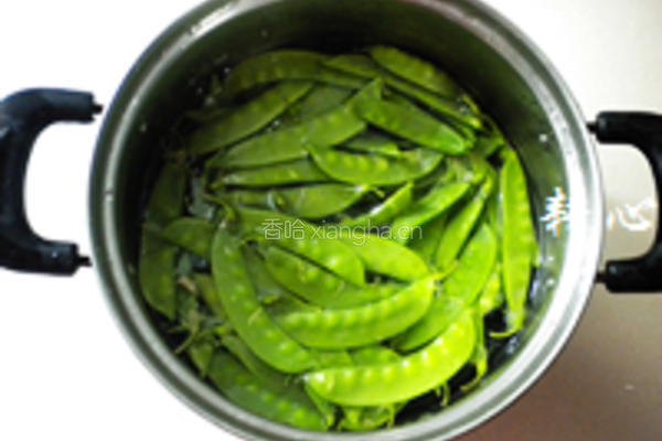 荷兰豆炒叉烧的做法图解2