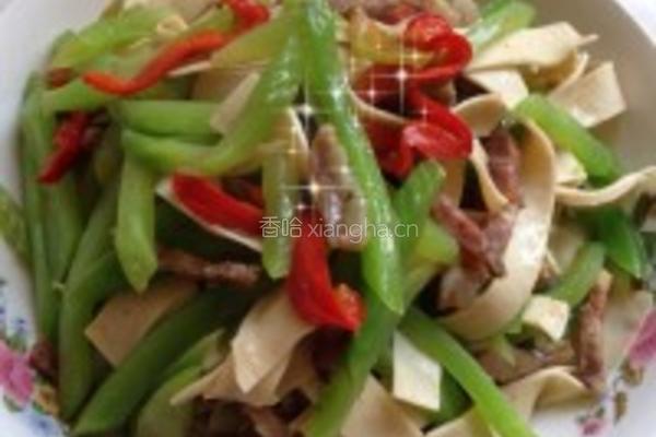 腊肠炒青笋豆腐皮丝的做法图解1