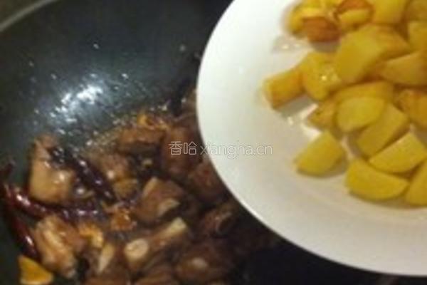 香辣土豆烧排骨的做法图解8