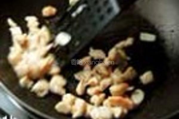 本菇炒鸡丁的做法图解1