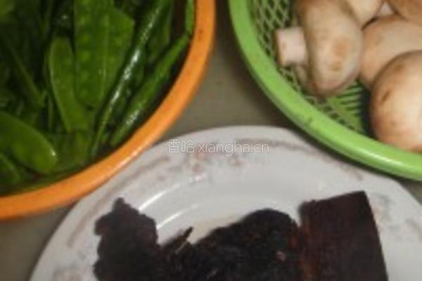 荷兰豆蘑菇炒腊肉的做法图解4