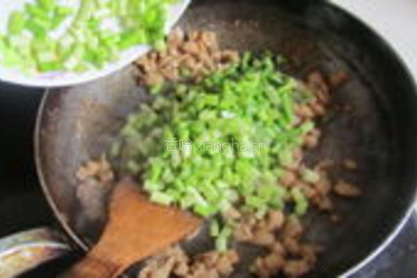蒜苗皮蛋肉丁的做法图解3