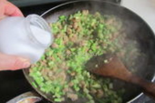 蒜苗皮蛋肉丁的做法图解4