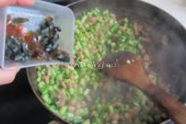蒜苗皮蛋肉丁的做法图解5