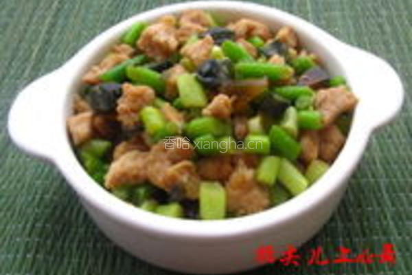 蒜苗皮蛋肉丁的做法图解6