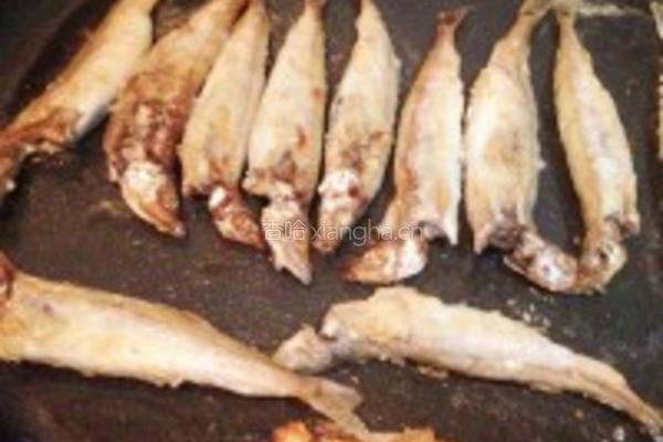 煎多春鱼的做法图解2