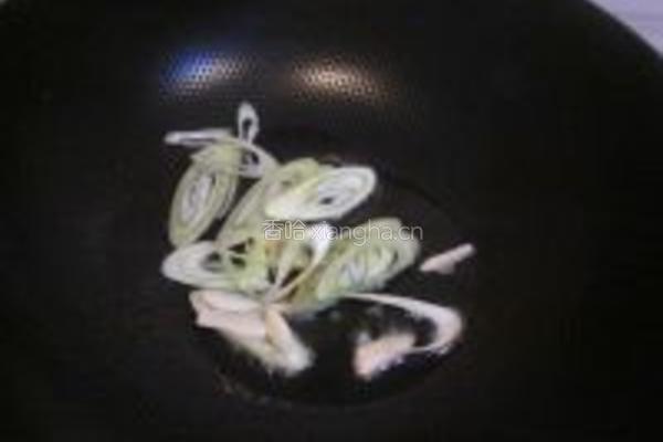 大葱炒白菜木耳的做法图解3