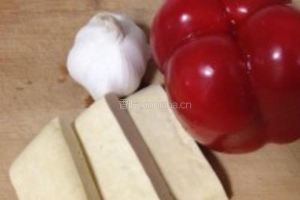 红椒炒方干的做法图解1