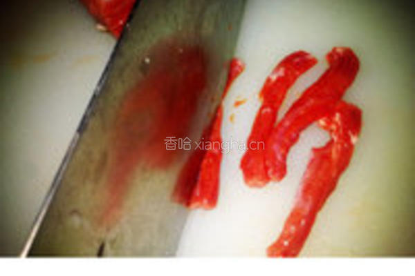 青豆青椒红萝卜炒牛肉丝的做法图解2