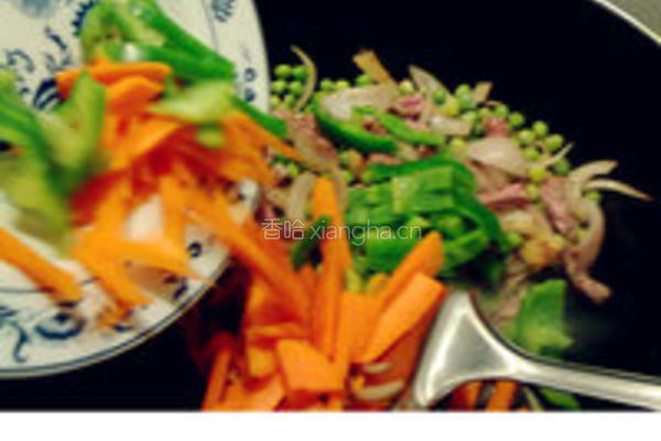 青豆青椒红萝卜炒牛肉丝的做法图解7