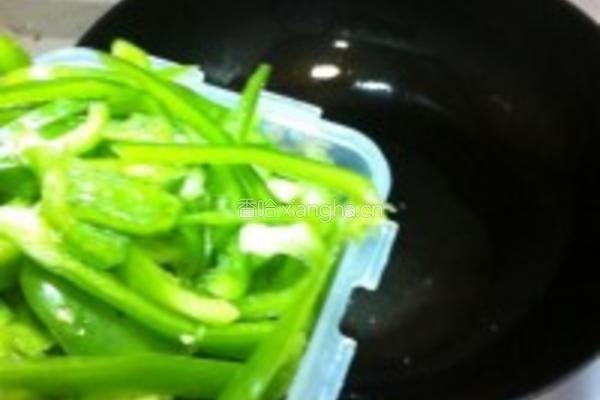 虾仁炒圆椒的做法图解3