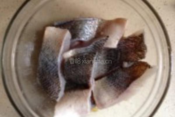 香煎鲈鱼配番茄奶油汁的做法图解2