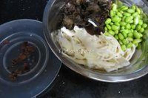 红烧素鸡毛豆的做法图解1