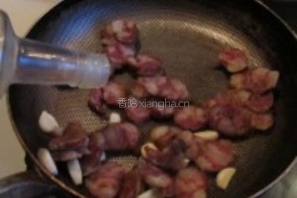 腊肠炒蒜苗的做法图解2