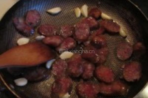 腊肠炒蒜苗的做法图解3