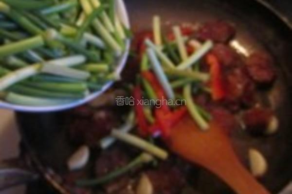 腊肠炒蒜苗的做法图解4