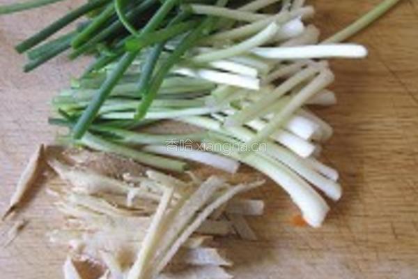 绿豆芽炒红萝卜丝的做法图解3