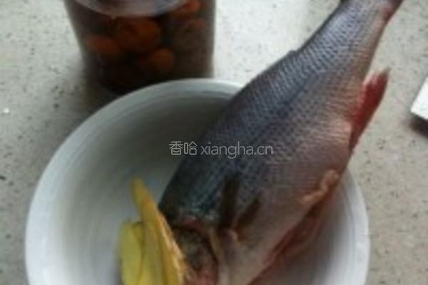 酸梅蒸鲈鱼的做法图解1
