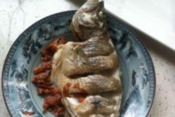 酸梅蒸鲈鱼的做法图解6