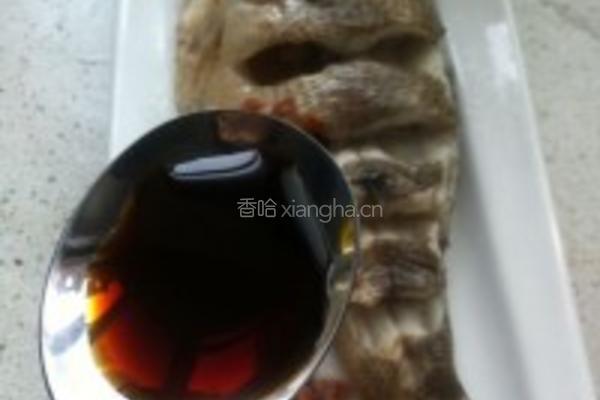 酸梅蒸鲈鱼的做法图解7