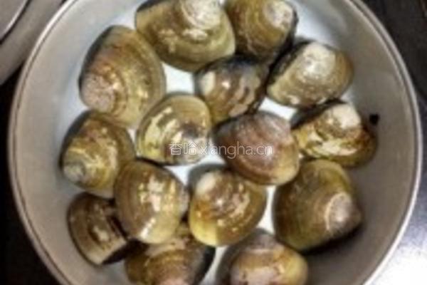 文蛤豆腐鱼丸汤的做法图解1