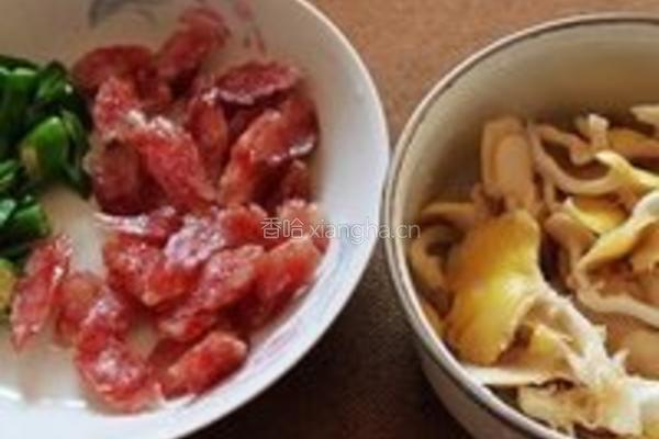 榆黄蘑炒腊肠的做法图解1
