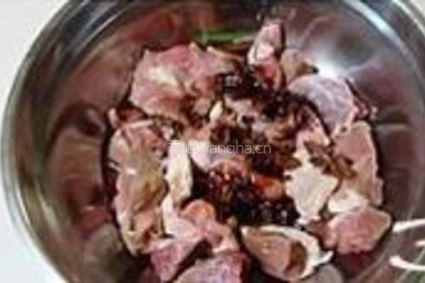 荷兰豆烧肉的做法图解2