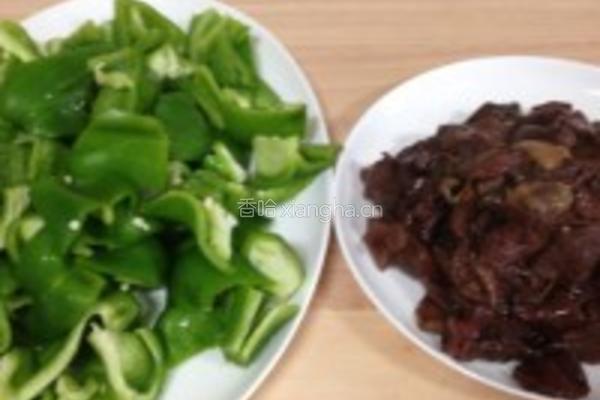 青椒松蘑的做法图解3