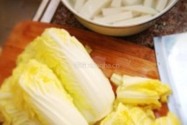 豆瓣娃娃菜煮年糕的做法图解1