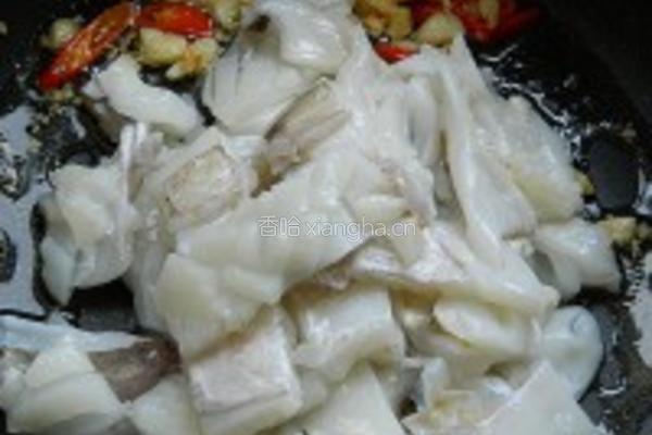 墨鱼炒韭菜花的做法图解3