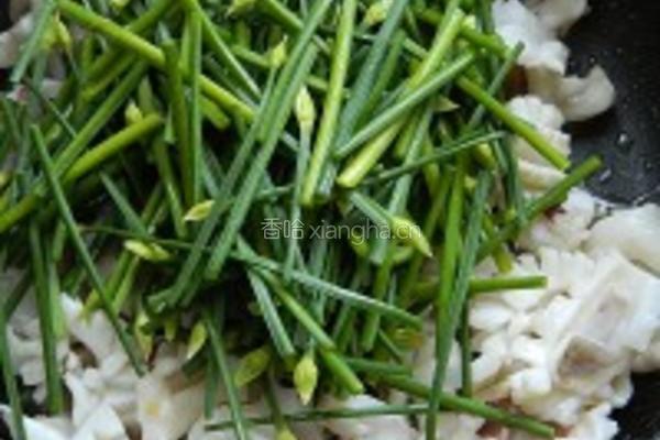 墨鱼炒韭菜花的做法图解4