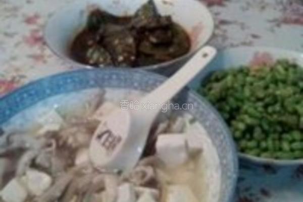 平菇鸡蛋豆腐汤的做法图解1