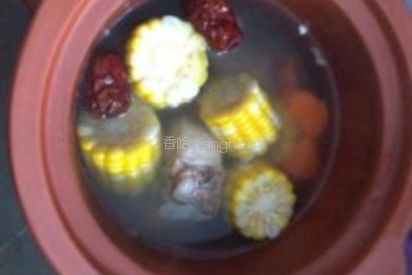 清甜玉米胡萝卜煲猪骨汤的做法图解4