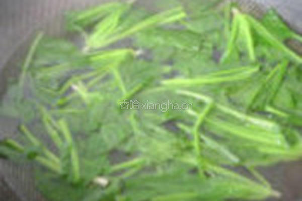黑豆黑芝麻小鱼干凉拌菠菜的做法图解2