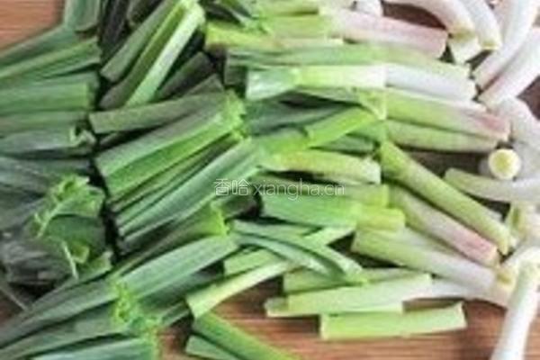青蒜蛋皮炒香干的做法图解1