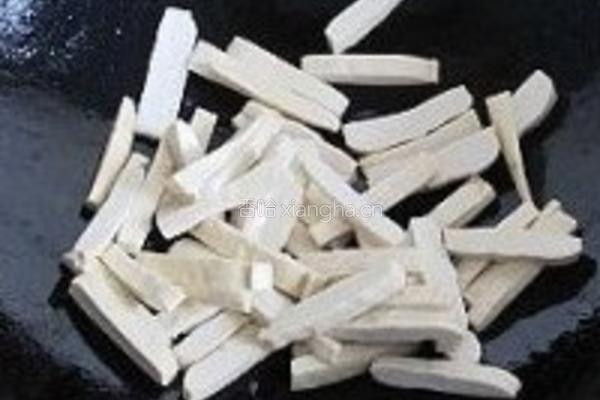 青蒜蛋皮炒香干的做法图解6