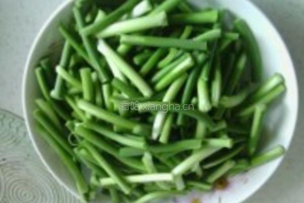 蒜苗梗炒瘦肉条的做法图解1