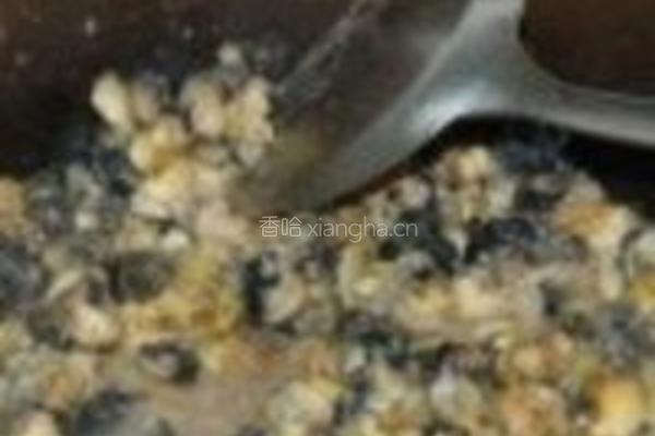 蒜蓉豆豉酱炒田螺肉的做法图解2