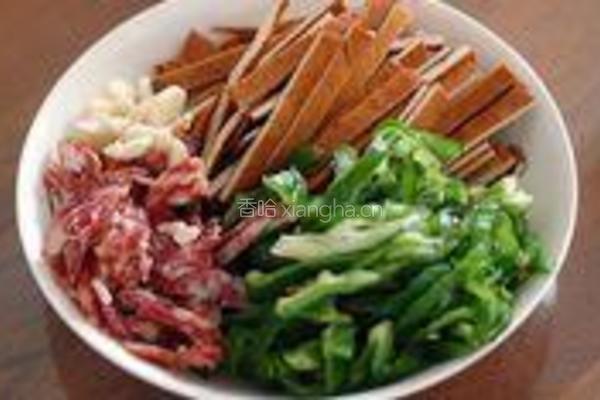 辣椒香干炒香肠的做法图解1