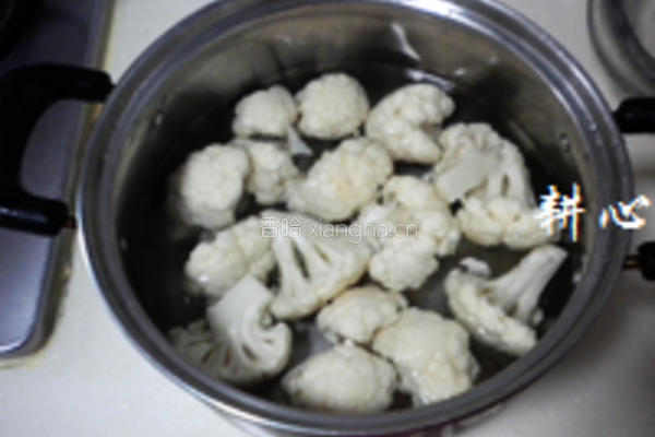 菜花虾米排骨汤的做法图解2