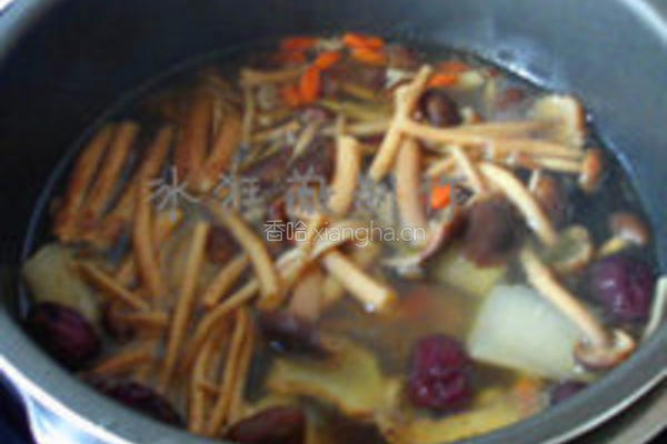 茶树菇萝卜肉骨头汤的做法图解3