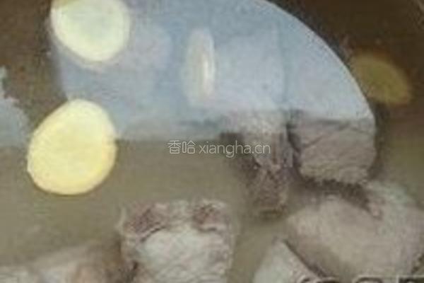 玉米板栗排骨汤的做法图解3