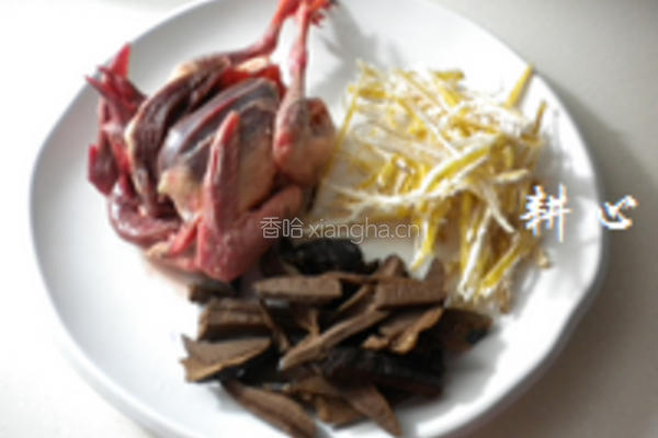 灵芝花胶煲斑鸠的做法图解1