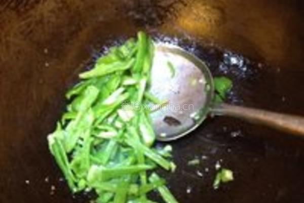 青椒榨菜炒干子的做法图解4