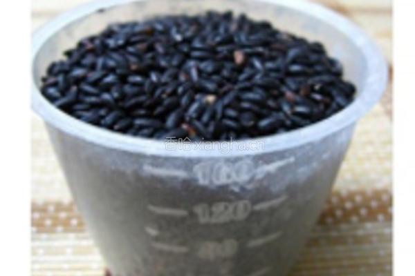 椰汁桂圆黑糯米粥的做法图解1