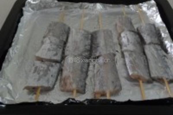 酒酿香酥竹签烤带鱼的做法图解4