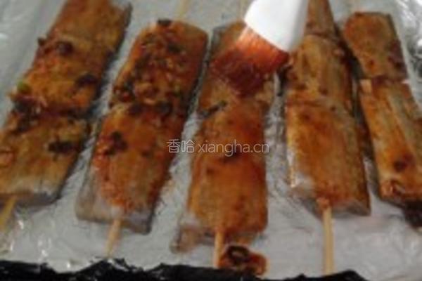 酒酿香酥竹签烤带鱼的做法图解5