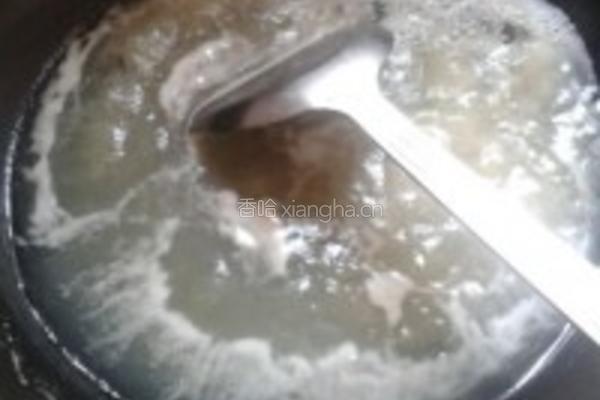 皮蛋丝瓜汤的做法图解1