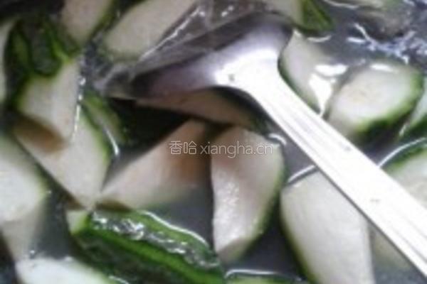 皮蛋丝瓜汤的做法图解2