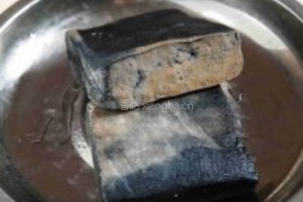 臭豆腐肥肠煲的做法图解1